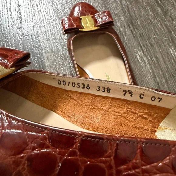 Salvatore Ferragamo Dark Red Croc Embossed Leather Vara Bow Heels Size 7.5 - Picture 5 of 9
